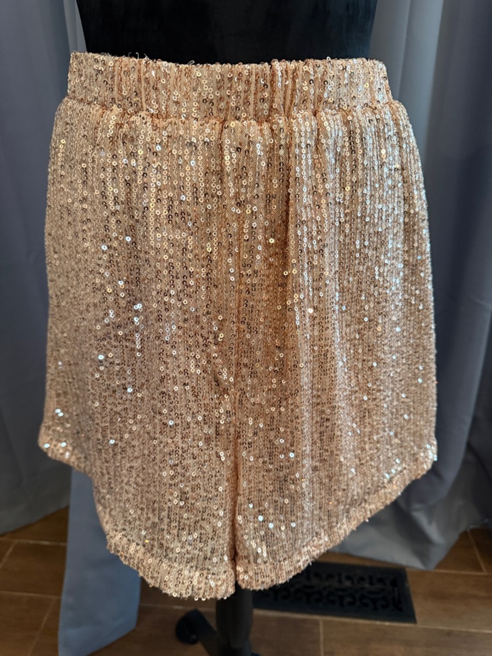 BRAND NEW entro Gold Sequin Women's Shorts